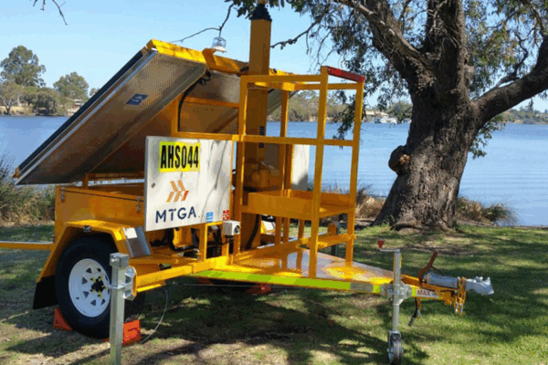 Self-supported mobile communications unit