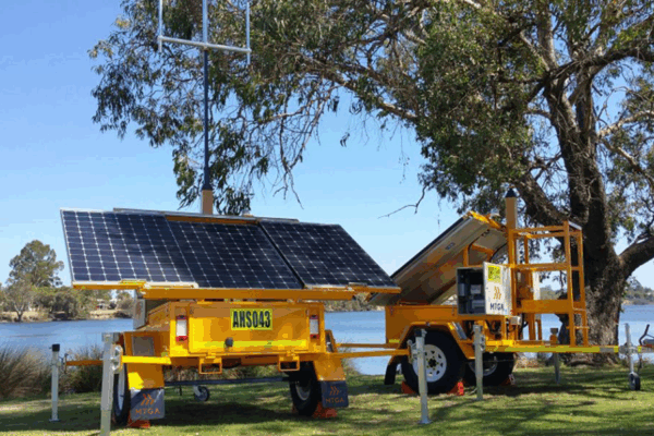 Self-supported mobile communications unit